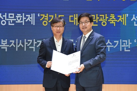 2일 수원시 ‘5월의 만남’(월례조회)에서 진행된 표창 봉납식 후 염태영 수원시장(오른쪽)과 최광균 보육아동과장이 기념촬영을 하고 있다.