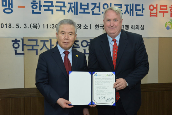 박종환 한국자유총연맹 총재(왼쪽)와 인요한 한국국제보건의료재단 이사장이 협약 체결 후 기념 촬영을 하고 있다. (사진=한국자유총연맹)