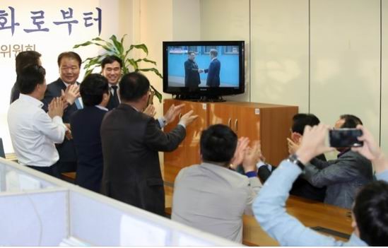 개성공단 입주기업 대표들이 지난달 27일 서울 여의도 개성공단기업협회에서 남북정상회담 중계 방송을 보며 기뻐하고 있다. (사진=연합뉴스)