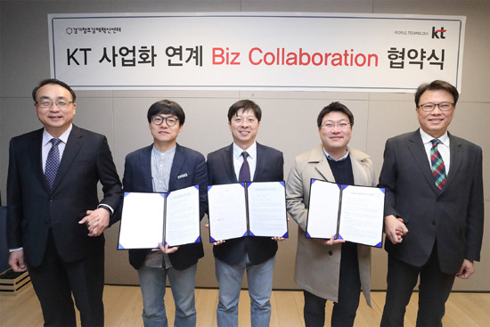 (왼쪽부터)경기창조경제혁신센터 이경준 센터장, 포티투마루 김동환 대표, 메를로랩 신소봉 대표, 바이탈힌트코리아 정지웅 대표, KT SCM전략담당 신금석 상무 (사진=KT)