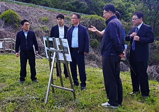한기진 한국농어촌공사 경기지역본부장이 고양파주지사를 방문해 금파저수지 현장을 점검하고 있다(사진= 한국농어촌공사 고양파주)