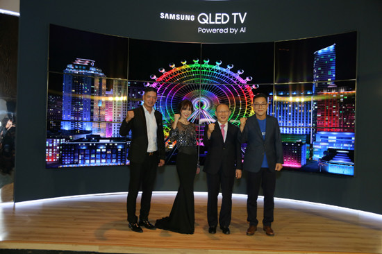 삼성전자가 9일 베트남 호치민에서 '2018 삼성 QLED TV 런칭 이벤트'를 열고 QLED TV를 포함한 2018년 신제품을 대거 선보였다. 행사장에서 베트남 현지 연예인들과 베트남 축구 국가대표팀의 박항서 감독(오른쪽에서 두 번째), 삼성전자 베트남 법인장 김철기 상무(맨 오른쪽)가 기념촬영을 하고 있다.