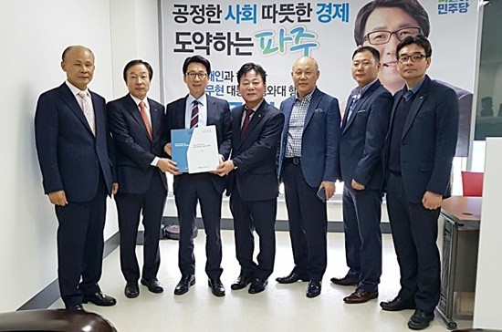 최종환 더불어민주당 파주시장 후보가 중소기업 관계자들과 간담회 후 기념촬영하고 있다(사진= 최종환 선거사무실)