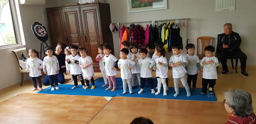부영그룹이 선물한 티셔츠를 입고 근처 노인정을 방문해 어르신들을 위로한 광주첨단2 부영 사랑으로 어린이집 원아들 모습. (사진=부영그룹)