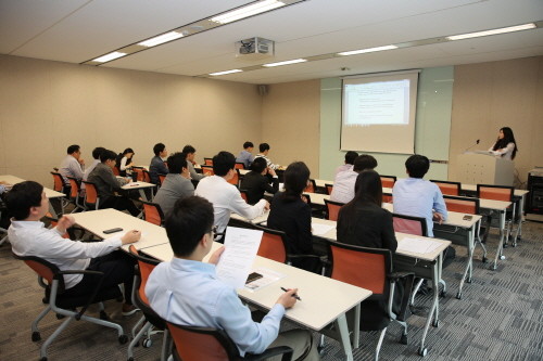 일과 후 수업 프로그램을 듣고 있는 한화건설 임직원 모습. (사진=한화건설)