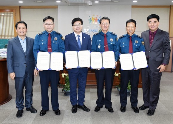왼쪽부터 이병규 시민안전과장, 길홍섭 서부 생활안전과장, 염태영 수원시장, 박생수 남부서장, 석균혁 중부 생활안전과장, 신태호 안전교통국장이 업무협약을 체결하고 기념촬영을 하고 있다.(사진=수원시)
