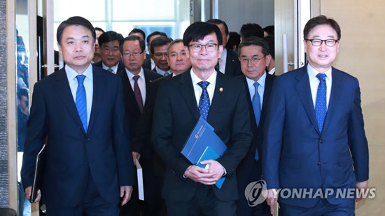 지난 10일 대한상공회의소에서 열린 정책간담회에 김상조 공정거래위원장(가운데)이 입장하고 있다. (사진=연합뉴스 제공)