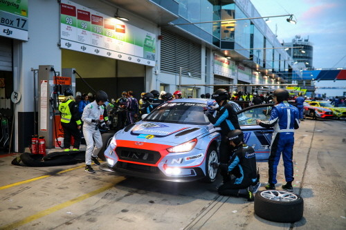 독일 뉘르부르크링 서킷 피트(Pit)에서 현대자동차 ‘i30 N TCR’ 드라이버들이 차량 정비와 드라이버를 교체하는 모습. (사진=현대자동차)