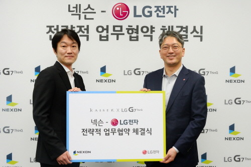 넥슨 이정헌 대표(왼쪽)와 LG전자 한국모바일그룹장 이상규 부사장(오른쪽). (사진=넥슨)