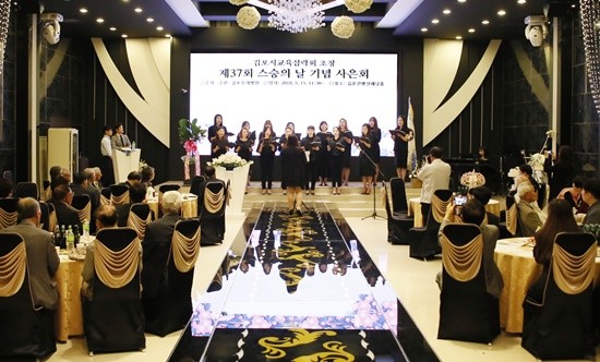 김포우리병원이 삼락회 전 교장선생님들을 초청해 스승의 날 기념 사은회 행사를 개최했다(사진= 김포우리병원)