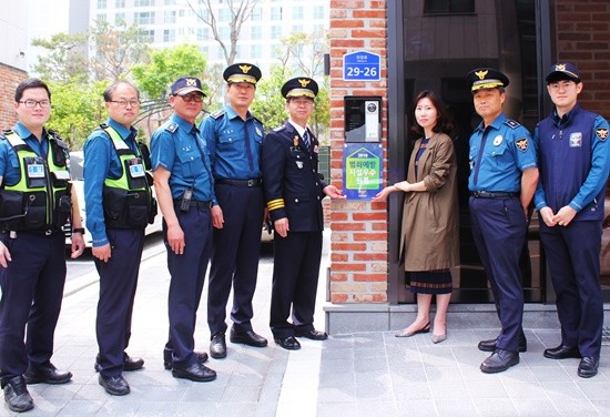 고양경찰서가 고양시 도내동 범죄예방 우수원룸에 인증마크를 부착하고 기념촬영하고 있다(사진= 고양경찰서)