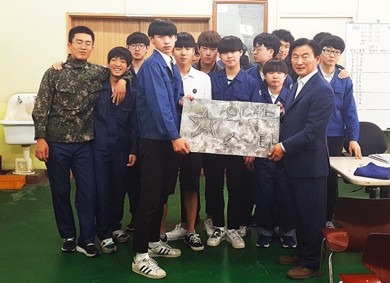 스승의날 모교인 의정부공고를 방문한 김동근 의정부시장 후보가 후배들로부터 받은 동판을 들어 보이고 있다. 동판에는 '의정부 스타 김동근'이라고 새겨져 있다(사진= 김동근 선거사무소)