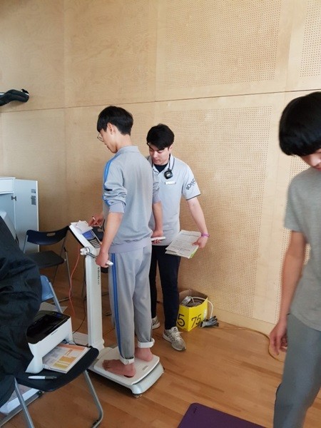 체성분 검사중인 학생과 국민체력100 오산체력인증센터 직원
