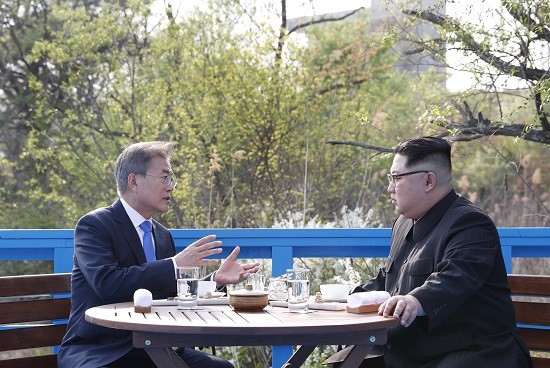 남북 판문점 정상회담에 이어 북미 싱가포르 정상회담이 다가오면서 ‘남북경협주’가 주목받고 있다. 남북 경협이 확대되면 범 현대가 등 우리나라 기업의 이익이 예상되기 때문이다. 하지만 아직 외국인들은 주로 남북경협주를 매도하고, 개인과 기관이 매수하고 있다. 문재인 대통령과 김정은 북한 국무위원장이 지난달 27일 판문점에서 담소를 나누고 있는 모습. (사진=연합뉴스)