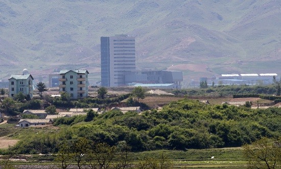 한반도 평화 분위기 속에서 외국인들이 남북경협주를 외면하는 이유로 여전한 한반도 리스크가 꼽히고 있다. 아직 남북 경협은 기대감 수준으로, 기업의 실질적 이득으로 연결되려면 거쳐야 할 과정이 많다는 것. 판문점 인근에서 바라본 개성공단 모습. (사진=연합뉴스)