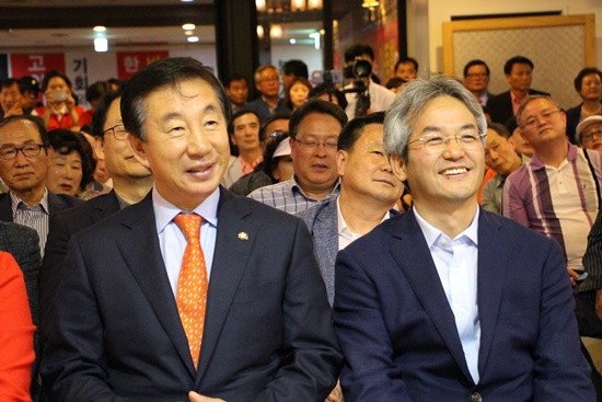 자유한국당 김성태 원내대표와 나란히 앉아있는 이동환 자유한국당 고양시장 후보(사진= 이동환 사무소)