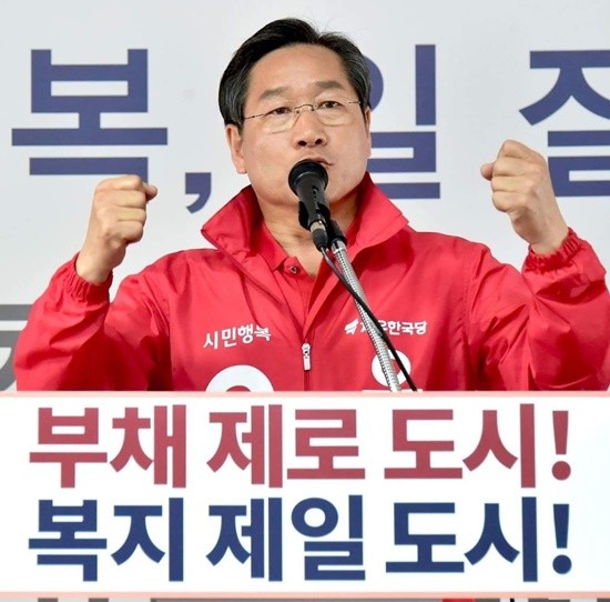 자유한국당 유정복 인천시장 후보가 20일 복지공약을 발표하고 있다(사진= 유정복 선거사무소)