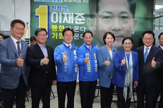 민주당 이재준 고양시장 캠프 개소식에 참석한 내빈들이 기념촬영하고 있다(사진= 이재준 캠프)