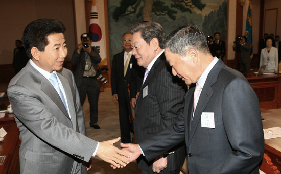 지난 2006년 청와대에서 고 노무현 대통령과 고 구본무 회장이 악수하는 모습 (사진=연합뉴스 제공)