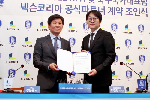 (왼쪽부터)정몽규 KFA 회장과 넥슨 이정헌 대표. (사진=넥슨)