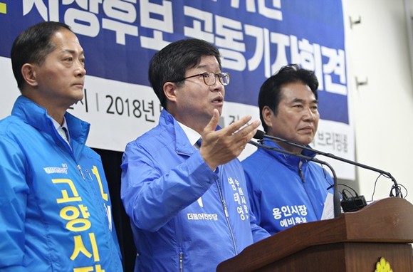 염태영(수원시), 백군기(용인시), 이재준(고양시) 더불어민주당 시장 후보는 지난 24일 경기도의회 브리핑룸에서 기자회견을 열고, 특례시 실현을 위한 ‘공동대응기구를 구성키로 합의했다. 허성무 창원시장 후보도 동참하기로 했다.