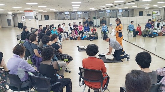 한국마사회 일산문화공감센터 문화강좌 회원 등에게 심폐소생술 체험 특강을 실시하고 있다