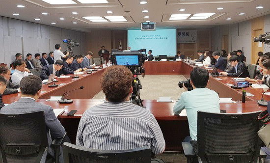 24일 국회 의원회관에서 열린 ‘금융회사 지배구조 개선 토론회: 스튜어드십 코드를 중심으로’의 분위기는 뜨거웠다. 정치권, 금융당국, 금융계 관계자들이 모여 논의를 하고, 취재, 방송카메라, 사진기자들이 몰려 취재 경쟁을 펼쳤다. (사진=손정호 기자)