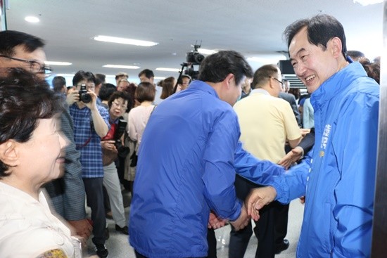 더불어민주당 안병용 의정부시장 후보가 개소식에서 지지자들을 맞이하고 있다.