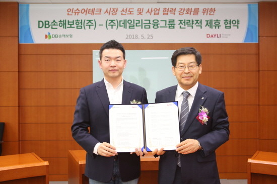 지난 25일 서울 강남구 DB금융센터에서 DB손해보험 김영만 부사장(사진 오른쪽)과 데일리금융그룹 신승현 대표가 인슈어테크 사업 협력을 위한 전략적 제휴를 체결했다. (사진=DB손해)