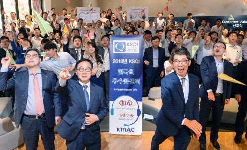 한국능률협회컨설팅 한수희 부사장(좌측)과 기아차 국내영업본부 권혁호 부사장(우측)을 비롯한 기아차 임직원들이 ‘커스터머 밸류 업(Customer Value Up)’ 선포식을 기념하고, 고객 가치 혁신의 결의를 다지기 위해 종이 비행기를 날리는 퍼포먼스를 진행했다. (사진=기아자동차)