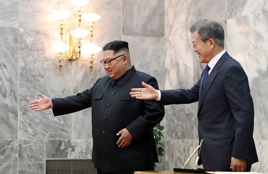 남북경협주가 롤러코스터를 타고 있다. 1차 남북 정상회담으로 상승했다가, 트럼프 대통령의 북미 정상회담 취소로 급락했다. 2차 남북 정상회담으로 북미 정상회담 실무협상이 재개되면서 다시 상승하고 있다. 지난 26일 판문점에서 2차 남북 정상회담을 하고 있는 문재인 대통령(오른쪽)과 김정은 위원장의 모습. (사진=연합뉴스)