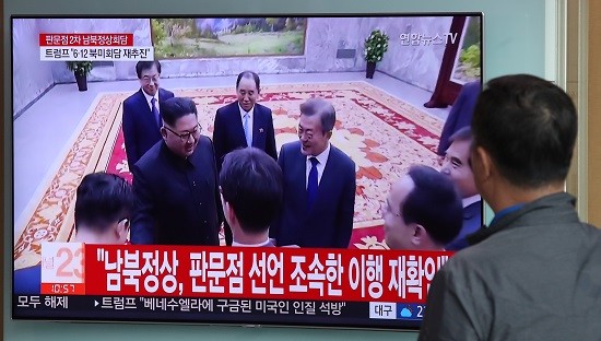 북미 정상회담이 개최될 가능성이 커지면서 남북경협주는 당분간 상승할 것이라는 게 전문가들의 전망이다. 과도한 기대감에서 오는 거품이 걷히면서 조정 국면이 올 수 있다는 우려도 제기된다. 지난 27일 서울시민이 TV로 2차 남북 정상회담 모습을 지켜보고 있는 모습. (사진=연합뉴스)