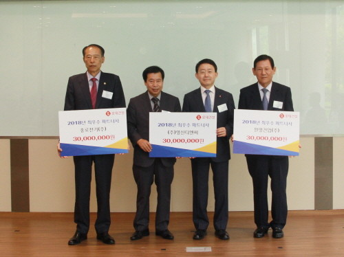 롯데건설 하석주 대표이사(우측 2번째)가 최우수 파트너사로 선정된 종로전기(주), (주)영신디엔씨, 원영건업(주) 등 3개사 대표와 기념촬영을 하고 있다. (사진=롯데건설)