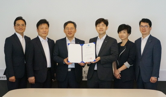 ‘ISMS 인증’ 획득 후 박성호 하나금융티아이 사장(사진 왼쪽에서 세 번째)과 한주희 하나금융티아이 IT서비스총괄 전무(사진 왼쪽에서 두번째)가 직원들과 함께 기념촬영을 하고 있다. (사진=하나금융)