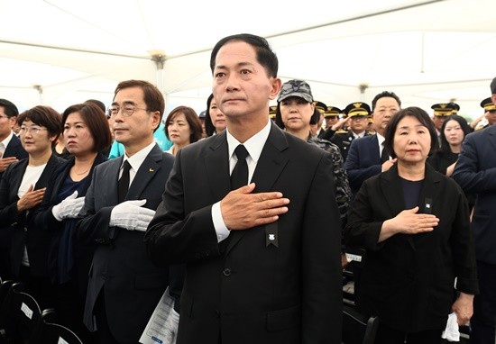 6일 현충일을 맞아 현충원을 찾은 이재준 후보의 모습