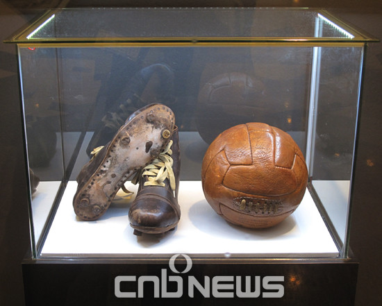 1954년 스위스 월드컵에 참가한 최정민 선수의 축구화와 1930년 경평축구대항전에 쓰인 축구공(사진=선명규 기자)