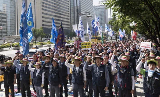 노동계는 주 52시간 근무와 관련 건설업계 요구를 '책임회피'라며 비판하고 나섰다. 지난 5일 열린 한국노동조합총연맹의 최저임금법 개악 폐지 결의대회 모습. (사진=연합뉴스)