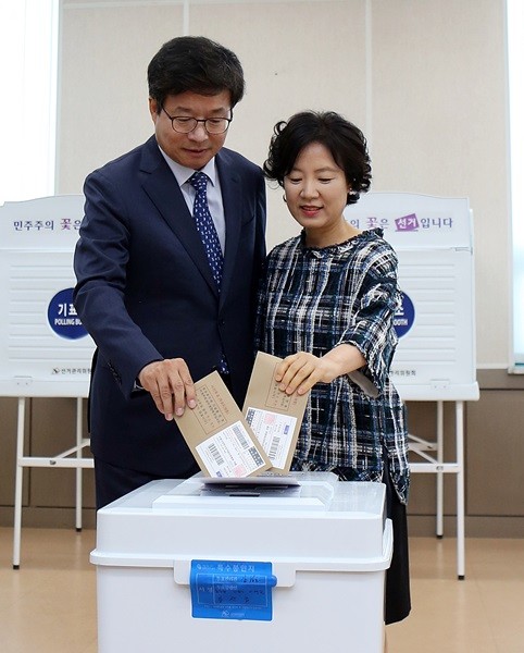 염태영 더불어민주당 수원시장 후보가 부인 강옥형 여사와 함께 권선구 세류2동 주민센터를 찾아 소중한 한표를 행사하고 있다.