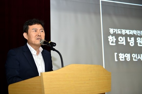 11일 판교 스타트업캠퍼스 1층 컨퍼런스홀에서 열린 ‘경기도 중소기업 인사‧HR 담당자 세미나’에서 한의녕 경기도경제과학진흥원장이 인사말을 하고 있다.