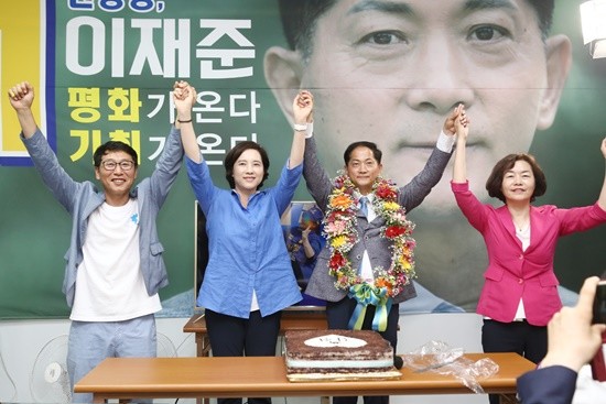 이재준 당선인을 축하하고 있는 유은혜 의원과 김영환, 김유임 전 도의원