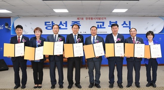 좌측부터 임재근, 한미령, 황영희, 이희창, 홍성표, 정덕영, 김종길, 안순덕 당선자