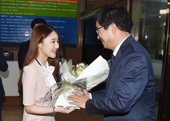 염태영 수원시장이 시 공직자로부터 업무복귀 환영 꽃다발을 받고 있다.(사진=수원시)