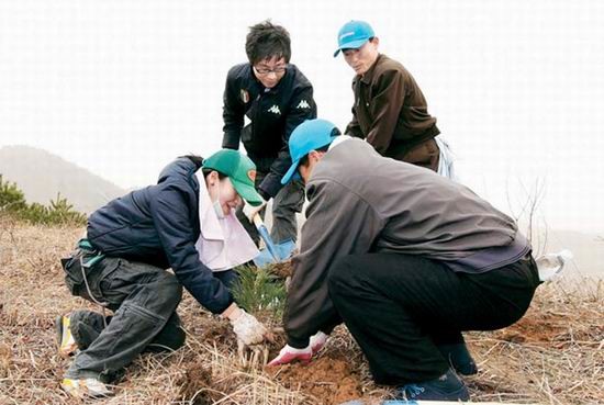 2007년 유한킴벌리 금강산 나무 심기 행사에서 남한 신혼부부가 북한 주민들과 함께 나무를 심고 있다. 이 회사의 한국 대주주인 유한양행은 평양 출신인 고 유일한 박사가 설립했다. (사진=유한킴벌리)
