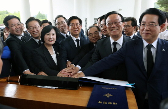 6.13 지방선거에서 집권여당이 대승을 거두면서 문재인 정부의 부동산 규제 정책도 탄력을 받을 것으로 보인다. 이에 건설업 전반이 위축된 가운데 대우건설을 이끌게 된 김형 사장이 어떤 카드를 내놓을지 주목된다. 사진은 15일 더불어민주당 추미애 대표와 지방선거 당선자들이 국립서울현충원에서 기념촬영 중인 모습. (사진=연합뉴스)