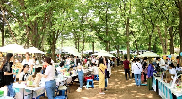 지난 16일 수원 경기상상캠퍼스 잔디광장에서 열린 ‘2018 경기 업사이클 플리마켓(업사이클 같이하장)’에 1,500여명이 넘는 시민들이 함께해 성황을 이뤘다.(사진=경기도)