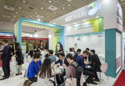 많은 관람객들이 KCC의 화장품용 실리콘 전문 브랜드인 KCC Beauty에 관심을 보이며 상담을 하고 있다. (사진=KCC)