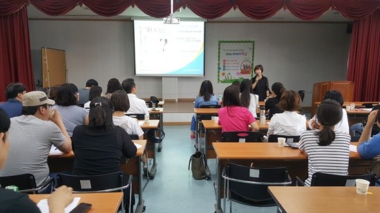 고양시 여성가족과 이영심 과장이 참여가족들에게 교육설명을 하고 있다.