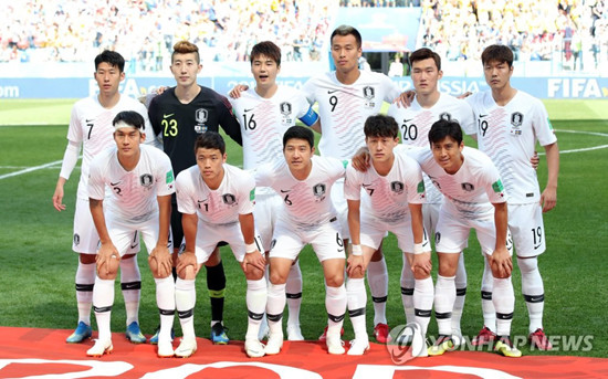 18일 스웨덴전을 앞둔 한국 선수들이 기념촬영을 하고 있다. (사진=연합뉴스)