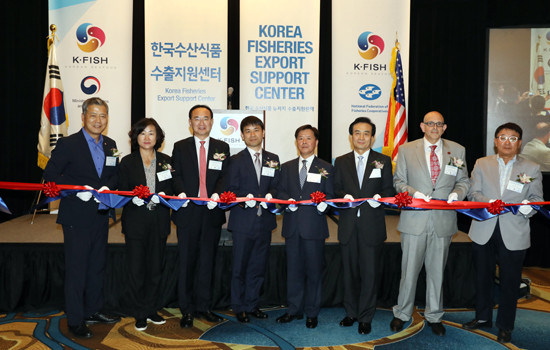 지난 19일(현지시각) 미국 뉴저지주 티넥 메리어트 앳 글렌포인트 호텔에서 열린 ‘뉴저지 수출지원센터’ 개소식에서 박경철 해양수산부 수산정책국장(왼쪽 세번째),이중찬 수협중앙회 상임이사(왼쪽 다섯번째), 박효성 주뉴욕 총영사관 총영사(왼쪽 여섯번째), 박종욱 뉴저지 수출지원센터장(왼쪽 네번째)이 커팅식을 진행하고 있다. (사진=수협)