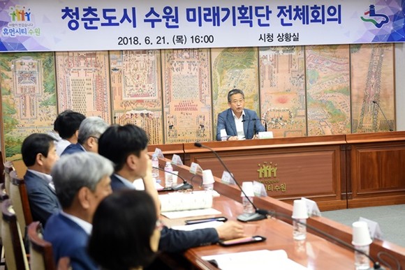 홍사준 수원시 기획조정실장이 주재한 수원 미래기획단 전체회의